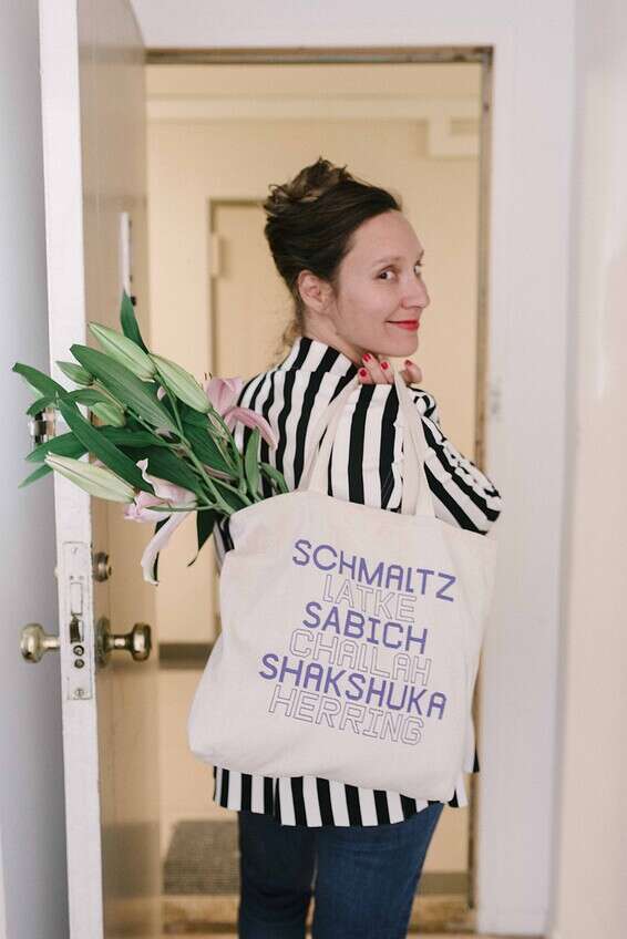 "הייתי קיבוצניקית שהגיעה לניו יורק, ושאלת הזהות היכתה בי". נעמה שפי // צילום: אמבר ברייטנברג